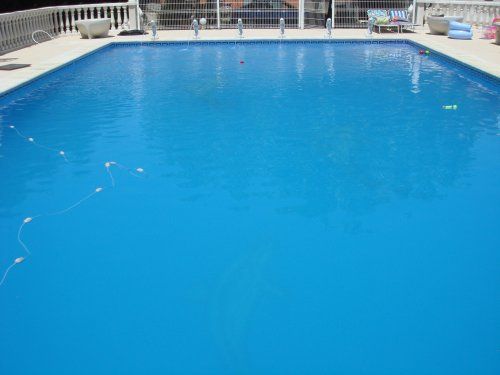 Contamos con sofisticada maquinaria para la limpieza tanto del fondo, como de las paredes, y la superficie de su piscina