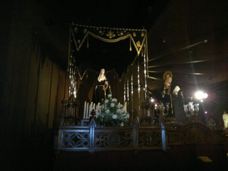 Imagen de paso de Semana Santa en interior de local