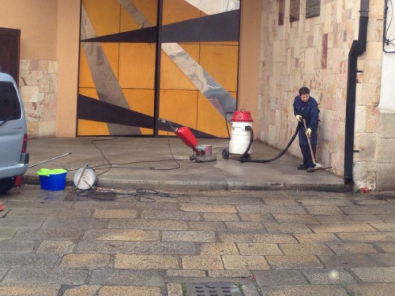 Trabajador con aspirador industrial realizando limpieza de exterior