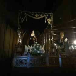 Imagen de paso de Semana Santa en interior de local